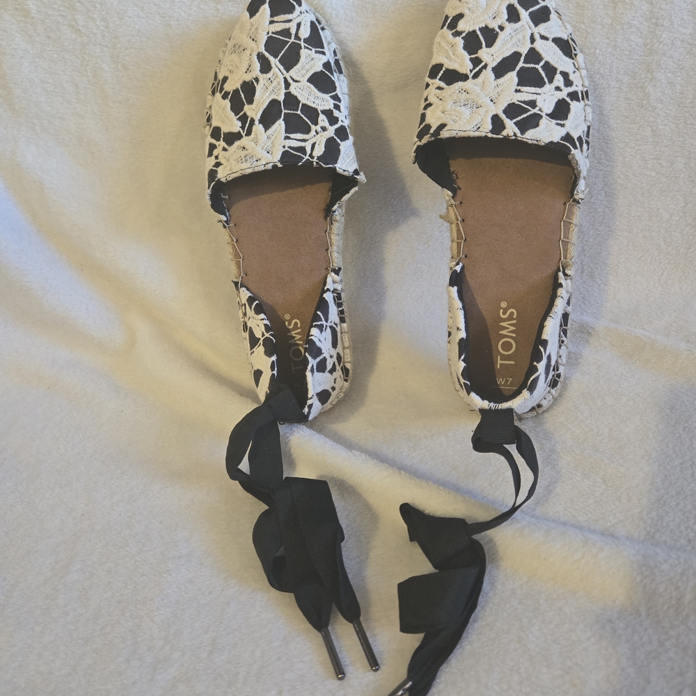 TOMS Women's Black and White Lace Flats